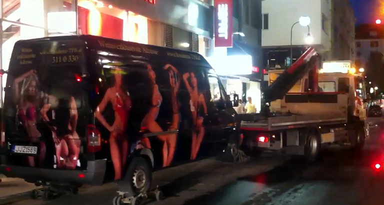 Magyar rendszámú pornóbuszt szállítottak el Bécs közepéről