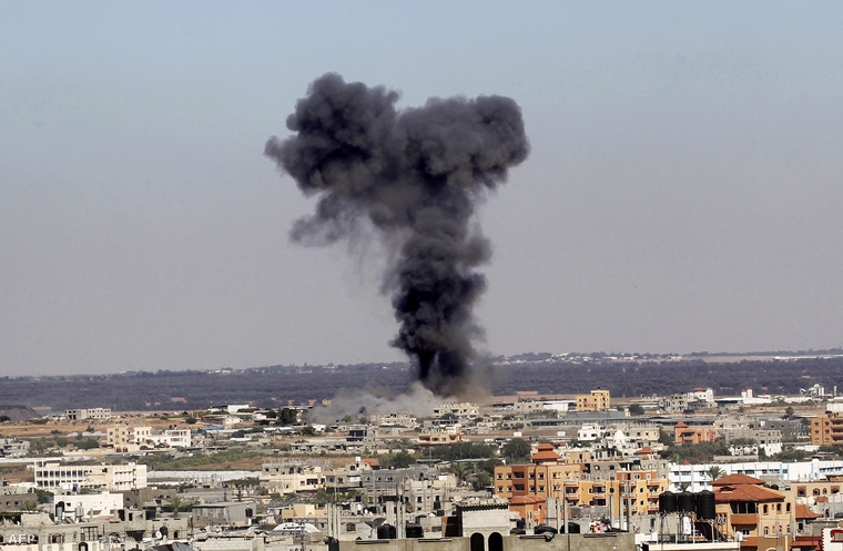 Füst száll fel a Gázai övezet déli részén fekvő Rafahban az izraeli légicsapásokat követően, 2014. július 16-án.