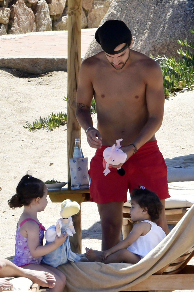 Cesc Fabregas kislányával, még egy kislánnyal és Peppa malaccal