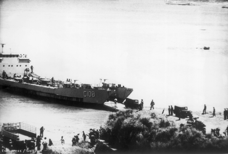 Török katonák szállnak partra Cipruson, 1974. július 29-én.