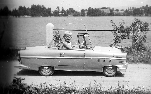 A Petrovics elnevezésű, benzinmotoros autó 1958-ban épült és először almazöld színű volt