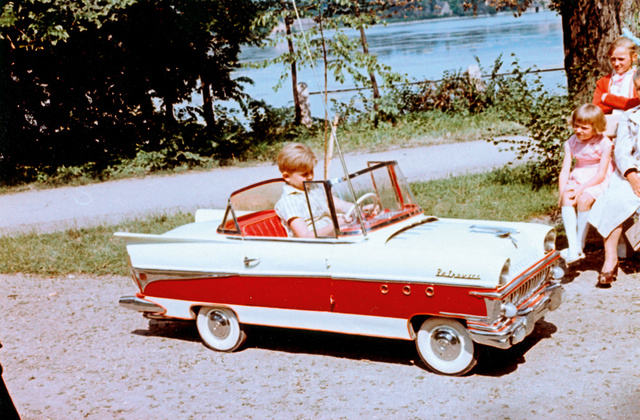 A kilenc éves Jánoska a külsőleg átalakított, modernizált és új színekben csillogó autójában a tatai Öreg-tó parti sétányán 1961-ben