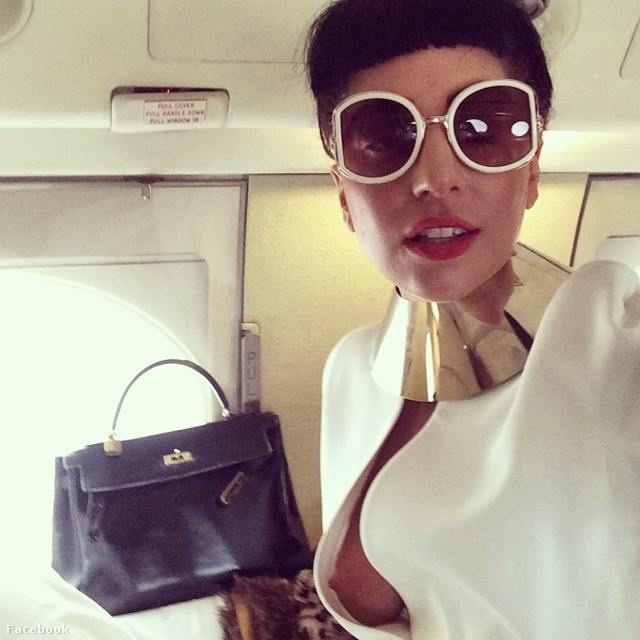 Lady Gaga repül