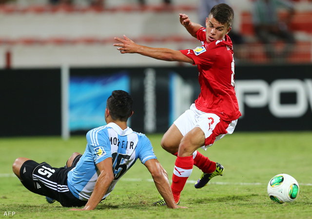 Sascha Horvath játékban az argentinok ellen, az U17-es bajnokságban, 2013. október 22-én.