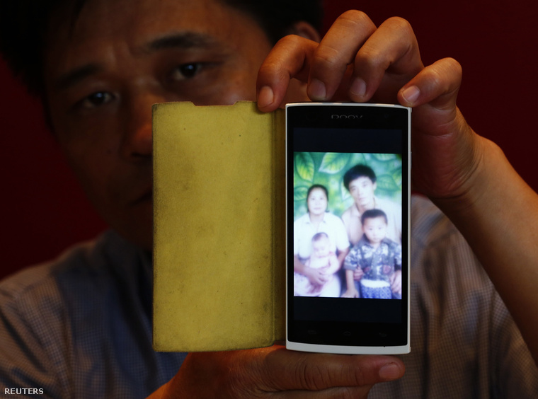 Liu Kun mutatja öccse, Liu Qiang fényképét, aki a lezuhant gép utasa volt.