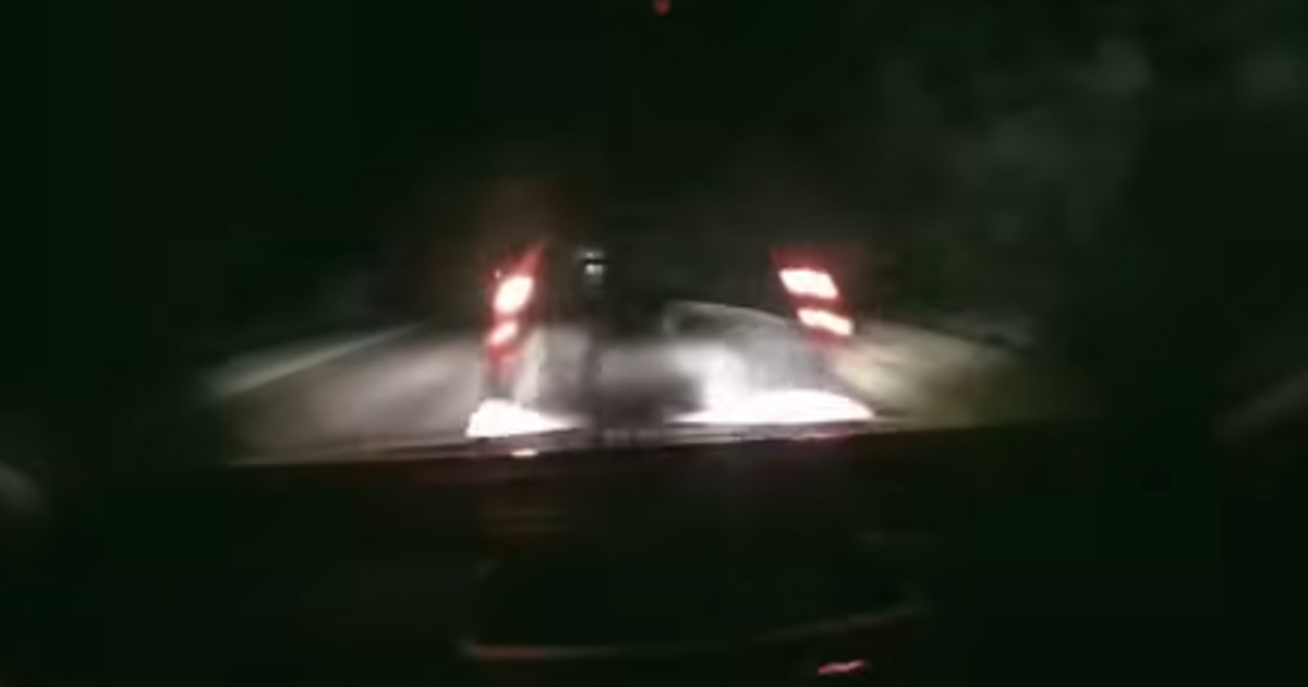 Hatalmas csattanás az országúton, a szemből érkező miatt nem vette észre a veszteglő autót a sofőr