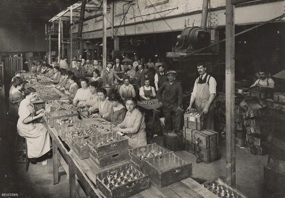 Nők dolgoznak a Brewery Road Works lőszergyárban, 1916-ban. Ebben a gyárban 17 ezer alkalmazottból 16 ezer volt nő. Egy 1916- december 5-ei robbanásban 35 nő és fiatal lány halt meg, számos másik pedig komolyan megsérült.