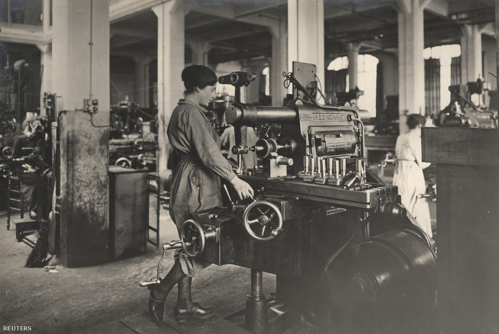 Francia nők állnak a lőszergyártó gépek mellett 1916-ban. Divattörténeti érdekesség, hogy az addig igen bonyolult és bő szabású női ruhák helyett pont amiatt jött divatba a szűk és egyszerű női ruházat, mert az előbbiben nem lehetett komoly munkát végezni a veszélyes gépekkel teli gyárakban.