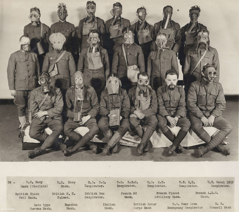 Az amerikai hadsereg katonái különböző gázmaszkmodellekben feszítenek a fényképésznek a Kémiai Fejlesztési Labor nevű kutatóbázisban. A maszkok nem kizárólag amerikai fejlesztések, hanem a háborúban szemben álló felek leggyakrabban használt megoldásait gyűjtötték össze ezen az 1919-es, vagyis a háború utáni kiadású képen.