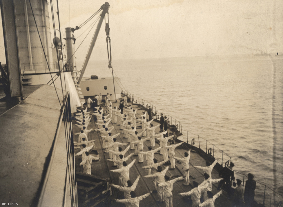 Német haditengerészek reggeli tornája egy hadihajón valahol az Atlanti-óceánon. 1919-ben a német birodalmi hajóhad háborút túlélő, legmodernebb hajóit elsüllyesztették. Ludwig von Reuter ellentengernagy parancsára 74 hajót küldött a Scapa Flow-i öböl fenekére a német haditengerészet.