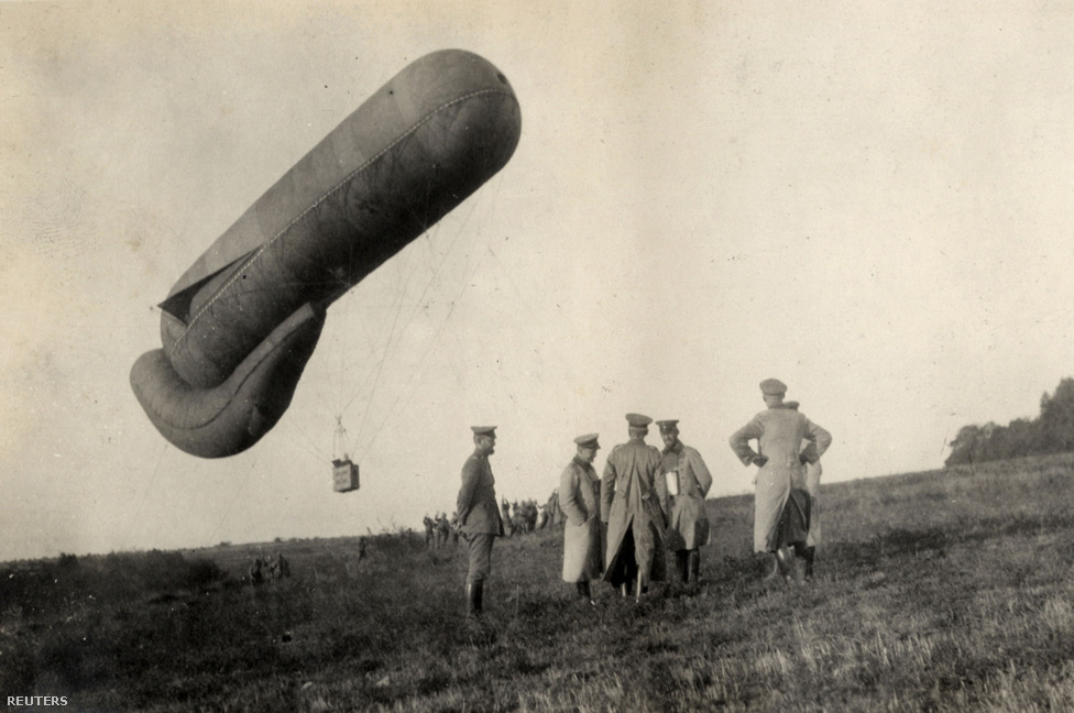 Német tisztek állnak egy megfigyelőballon mellett valahol a nyugati fronton, 1915-ben. Az ilyen ballonokat már a francia forradalom idején is használták, az első világháborúban élték fénykorukat. A hidrogénnel töltött szerkezetet azonban hiába igyekeztek rendszerint a frontvonaltól két-három kilométerre felengedni, a legénységnek nem egyszer kellett ejtőernyővel kiugraniuk egy-egy találat esetén.