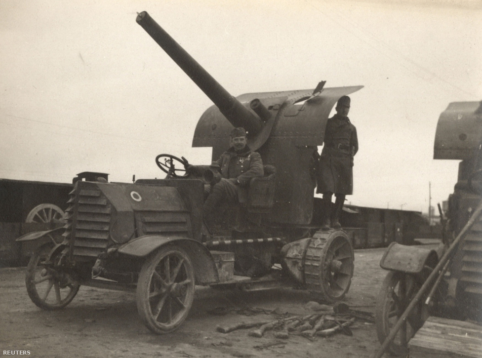 Egy a mobil légvédelmi állások közül a nyugati front francia oldaláról. A képet 1918-ban adták ki. A franciák 75 milliméteres ágyúkat használtak a háború közben folyamatosan fejlődő légvédelemben. Érdekes tény, hogy az első, kifejezetten légvédelmi szempontok miatt épített állások a háború kitörése előtt alig néhány héttel születtek meg, a britek telepítettek gyorstüzelő géppuskákat a La Manche-csatorna partjára.