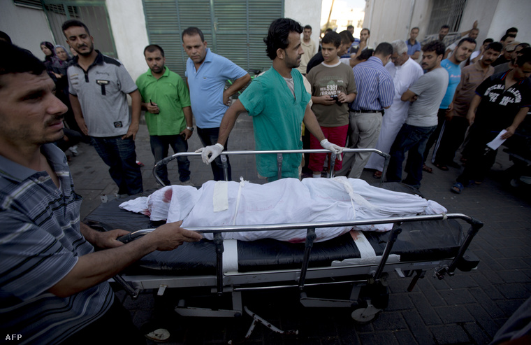 Tömegek várnak ellátásra az al-Sifa Kórházban, Gázavárosban