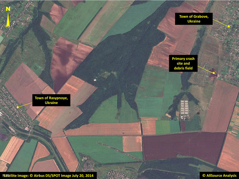 Az Airbus DS/AllSource Analysis által közreadott 2014. július 20-i műholdfelvétel a Malaysia Airlines Boeing 777-es utasszállító repülőgépe lezuhanásának helyszínéről (felülről a második) és környékéről. A gép 2014. július 17-én zuhant le az oroszbarát ukrajnai szakadárok uralta donyecki területen fekvő Hrabove város (jobbról, felül) közelében, a fedélzetén tartózkodó 298 személyből senki sem élte túl a katasztrófát. Balról Raszipnoje városa látható.