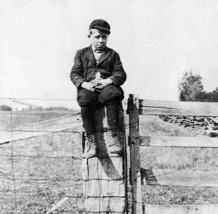 1910: John Dilinger gyerekként, apja farmján, Indiana államban