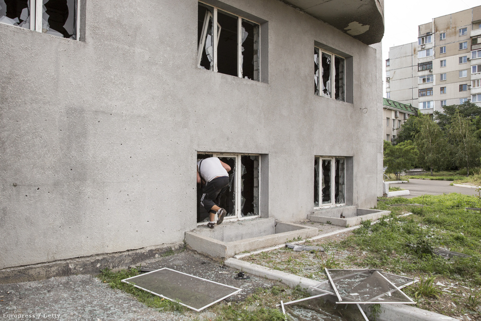 A hétfői harcok a szakadárok és az ukrán erők között súlyos nyomokat hagytak Donyecken. Két lakóépület is kigyulladt, de a robbanásoktól távolabbi épületek is megrongálódtak. Az ukrán gazdaságot is megviseli a háború: csak közvetlenül a hadsereg akcióinak költsége havonta 1,5 milliárd hrivnát (30 milliárd forint) emészt fel, a közvetett kár, ennek sokszorosa.
                        Kelet-Ukrajna az ország nehézipari központja, amíg olcsó volt az orosz energiahordozó, és magas volt az acél ára, ez a terület biztosította Ukrajna korábbi évtizedben elért, akár 7 százalékos növekedését.