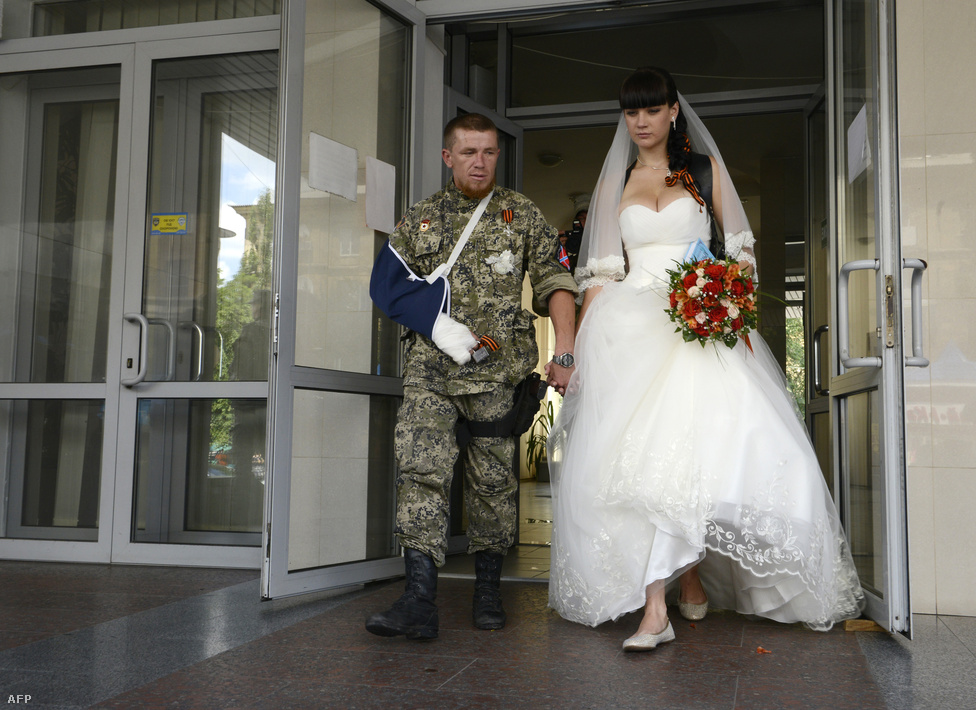 Egy esküvő, amit valószínűleg senki sem ismer el: az újdonsült férj a Donyecki Népköztársaság (DNR) tisztje, Arszen Pavlov és felesége ugyanis a szakadár köztársaság által kiadott papírokkal pecsételte meg a házasságkötést.
