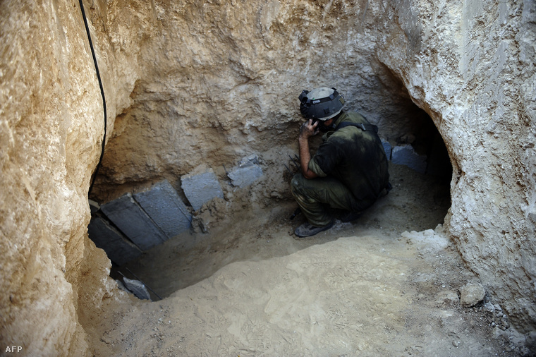 Izraeli katona egy palesztinok által használt alagút bejáratánál a gázai határon 2013. október 13-án.
