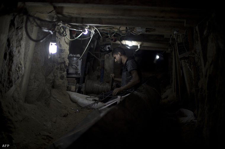 Palesztin férfi dolgozik egy alagútban az egyiptomi-gázai határon, a Gázai övezet déli részén, 2013. szeptember 11-én.