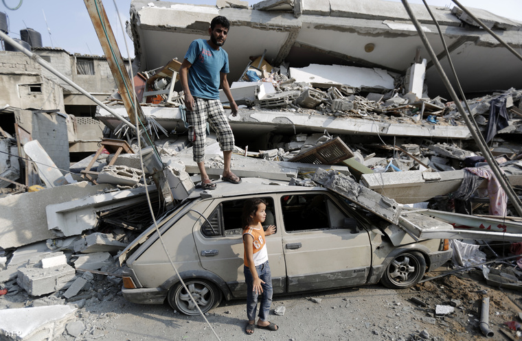 Egy palesztin férfi keresi megmaradt értékeit egy izraeli légicsapás során megsemmisült házának romjai között Gázavárosban, 2014. július 22-én.
