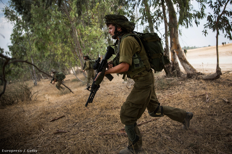 Izrali katonák gyakorlatoznak a további hadműveletekre készülve a gázai határon, Sderot város közelében, 2014. július 22-én.