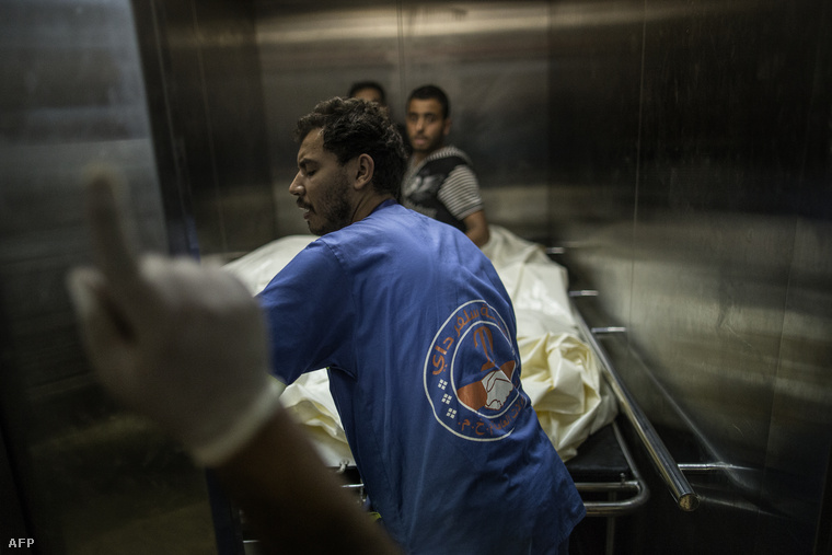 Palesztin orvosok az al-Shifa kórházban, Gázavárosban, 2014. július 21-én.