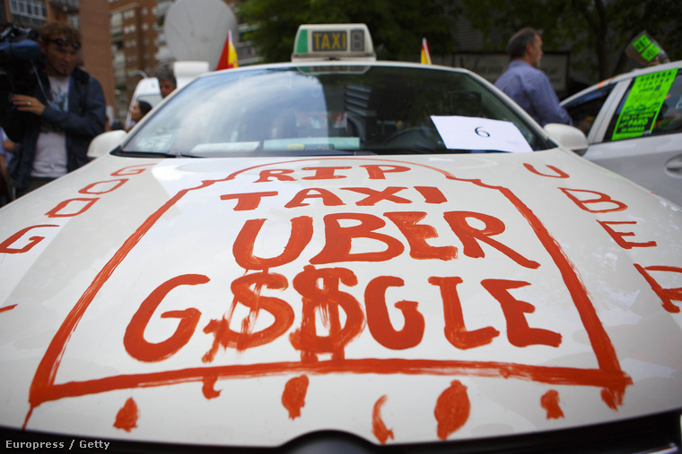 "RIP Uber Taxi G$$gle" - olvasható egy autó motorházán a felirat egy madridi demonstráción, ahol a helyi taxisok tiltakoztak a megélhetésüket veszélyeztető startup ellen, 2014. június 11-én.