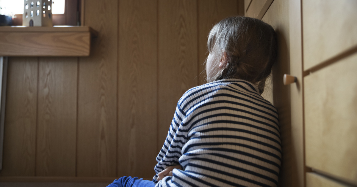 A nárcisztikus szülők gyereke így nő fel: szomorú szerepekbe kényszerülhet