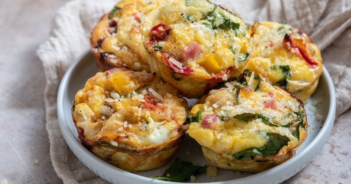 Sós muffin tojással és sonkával: a csomagolást is jól bírja