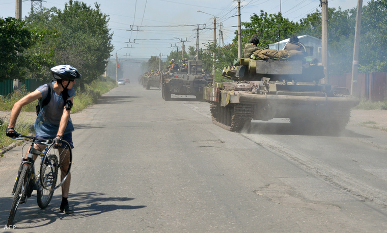 Az ukrán hadsereg harckocsijai Donyeckben, 2014. július 22-én.
