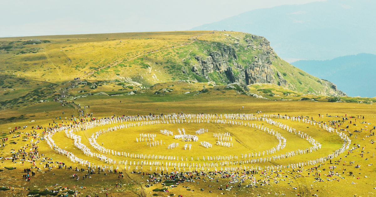 Bulgária különös hagyománya mesébe illik - Több száz ember gyűlik össze a puszta közepén táncolni