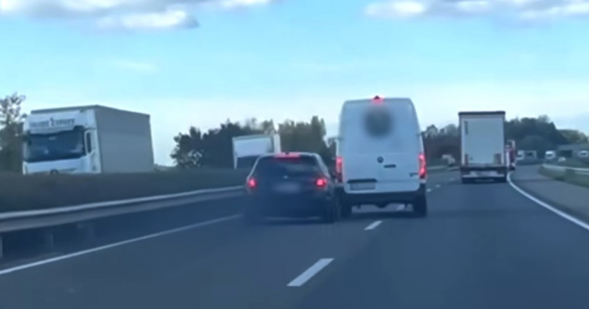 Menet közben lökte félre az autót egy furgon az M1-es autópályán