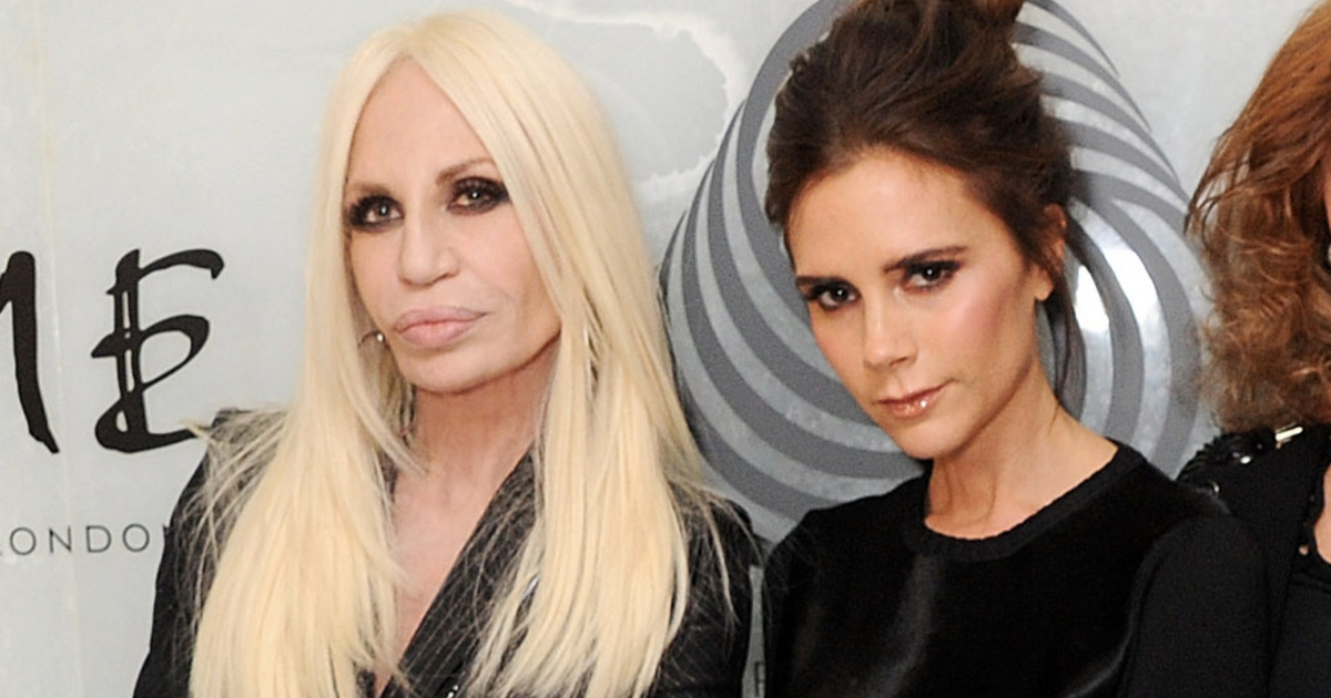 Donatella Versace forrongott a dühtől Victoria Beckham húzása miatt: elismerte udvariatlanságát a Spice Girls volt tagja