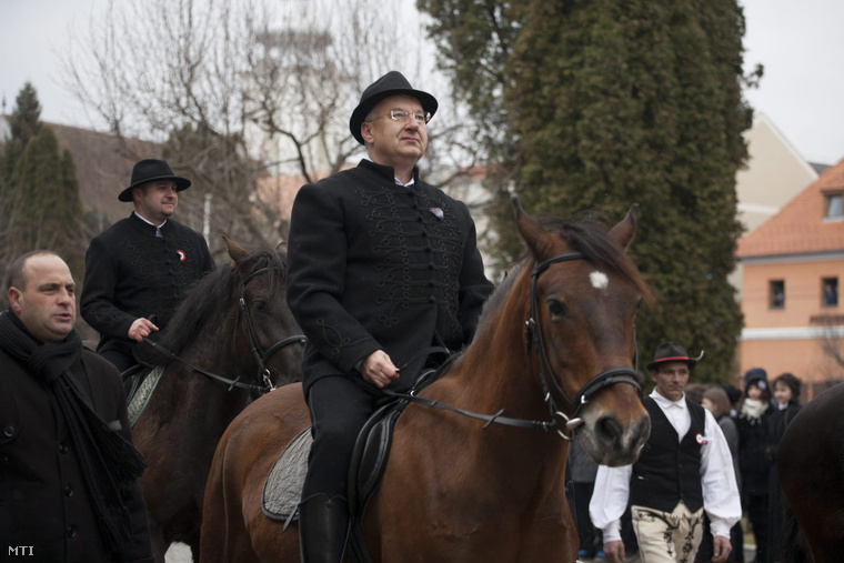 Semjén Zsolt miniszterelnök helyettes (k) és Olosz Gergely RMDSZ-képviselő (hátul) a huszár-hagyományőrzőkhöz csatlakozva lóháton érkezik az 1848-49-es magyar forradalom és szabadságharc 165. évfordulóját ünneplő felső-háromszékiek közé az erdélyi Kézdivásárhelyen