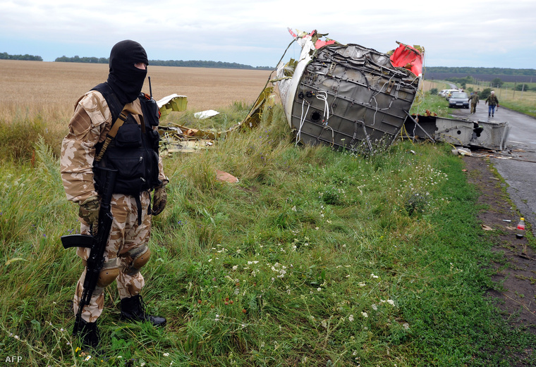 Oroszbarát fegyveres áll őrt a maláj repülőgép roncsainál, Hrabove falunál 2014. július 18-án.