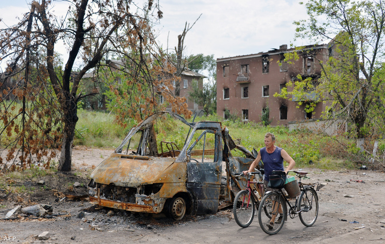 Megmaradt értékeit menekíti egy lakos az összecsapásokat követően Szemenovkában, 2014. július 13-án.