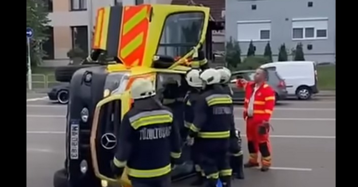 Karambolozott, majd oldalára borult egy mentőautó Egerben