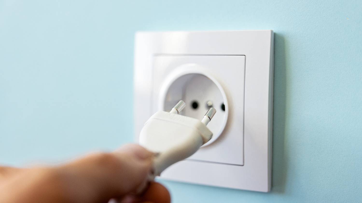 Komoly veszély: ezt az elektornikai eszközt tilos bedugva hagyni estére
