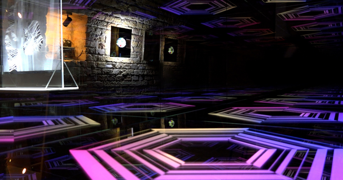 Fények és pixelek bontják fel az agyunkat ezen a kiállításon