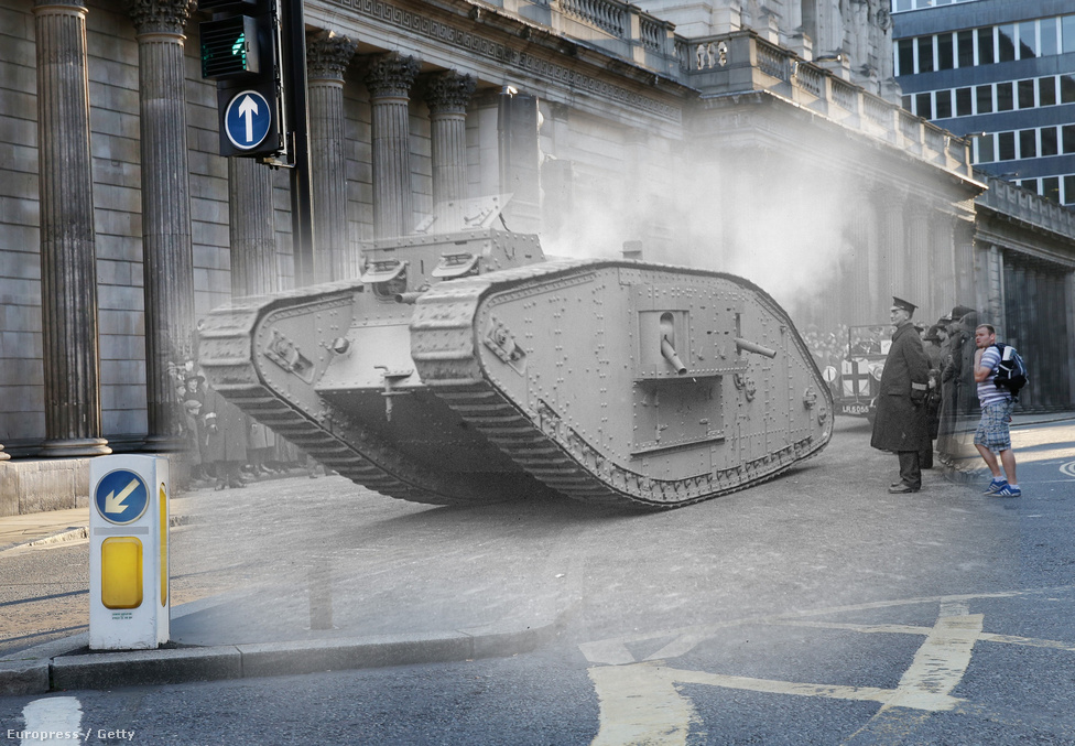 Az MKIV tank egy Lord Mayor díszszemlén vonult fel 1917-ben; az új fotó a Bank of England épülete előtt készült július 17-én.