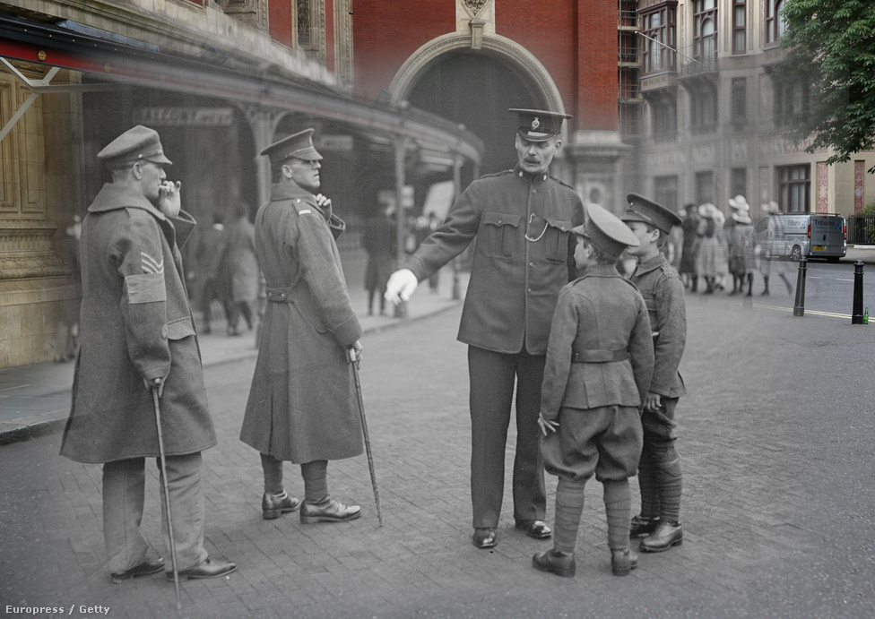 Sérült katonák és kadétok az Albert Hall előtt, 1918 májusában.