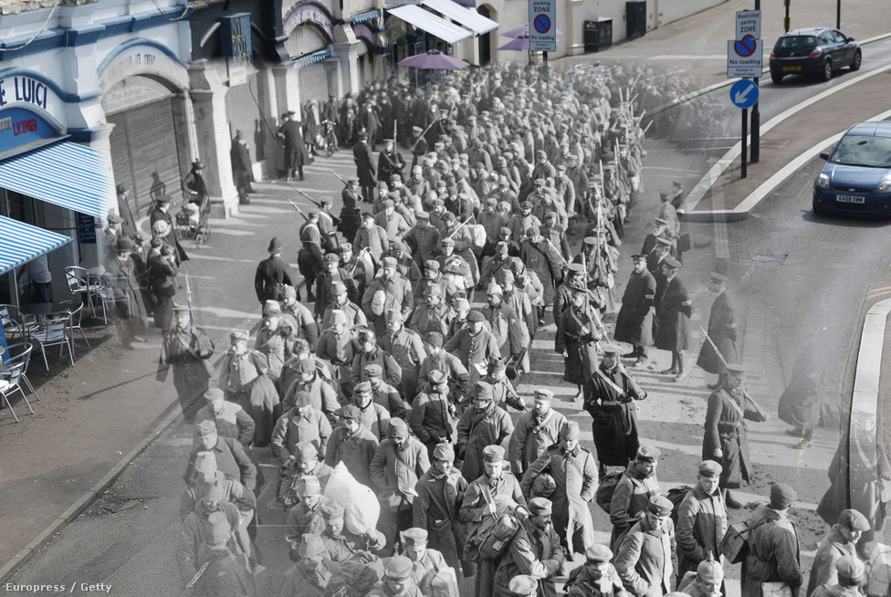 Német hadifoglyokat szállítanak át Southend Pier-be, katonák gyűrűjében, bámészkodók szeme láttára. A kép 1914 körül készült.