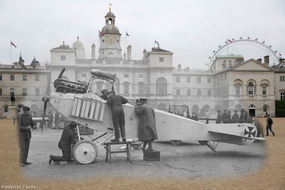 Brit katonák vizsgálnak egy elfogott német repülőgépet a Horseguards' Parade díszszemléjén, 1915 novemberében.