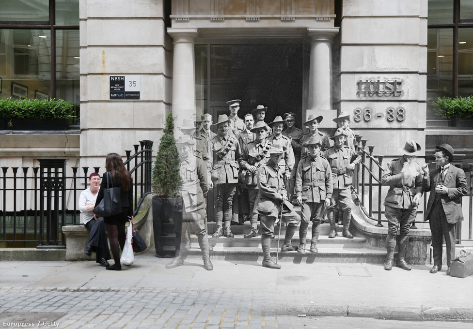 Ausztrál katonák a londoni New Broad Streeten, az Egypt House épülete előtt - 1917-ben még itt volt az Ausztrál Bank épülete.
