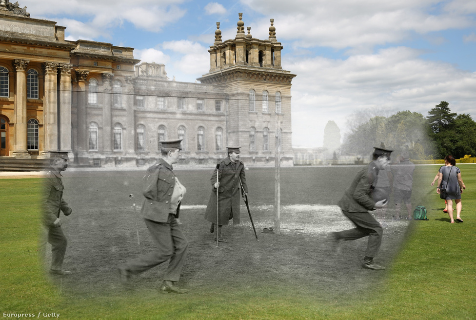 Sérült katonák fociznak a Blenheim-kastély előtt, 1916-ban.