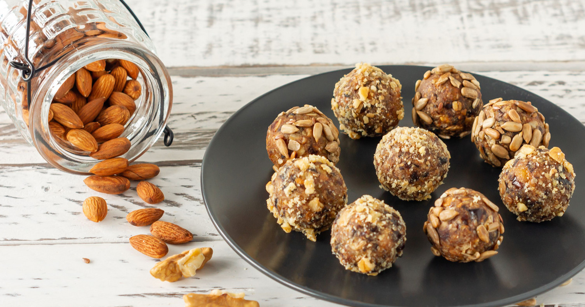 Mennyei vegán energiagolyók almával gyúrva: a sütőt sem kell hozzá bekapcsolni