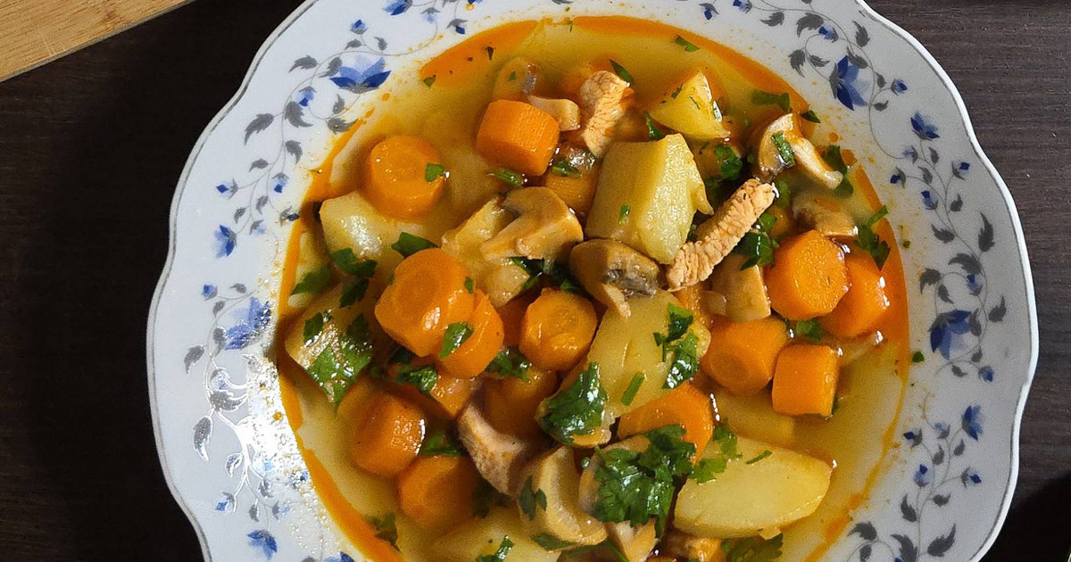 Magyaros csirkeleves sok zöldséggel: lélekmelengető, laktató fogás