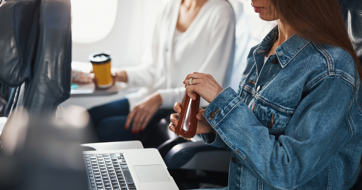 Ezért isznak sokan paradicsomlevet a repülőn - Meglepő a magyarázat