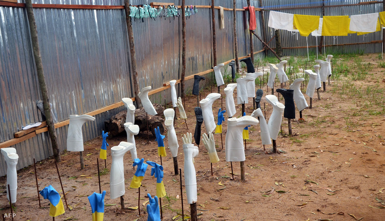 Fertőtlenítés után száradó csizmák és kesztyűk a monroviai ELWA kórház udvarán