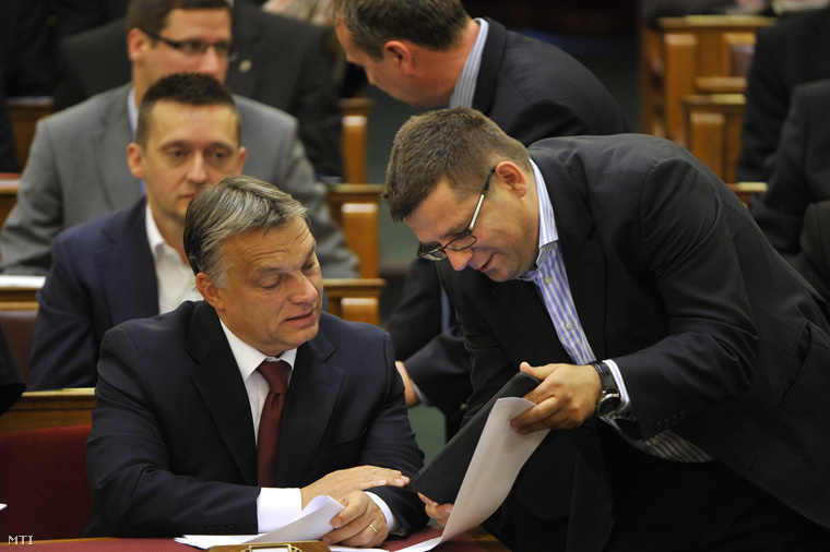Orbán Viktor miniszterelnök (b) és Seszták Miklós nemzeti fejlesztési miniszter az Országgyűlés plenáris ülésén 2014. július 4-én.